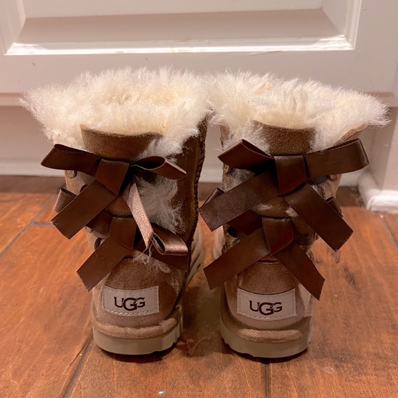 Toddler Uggs with Bows - Picture 1 of 4